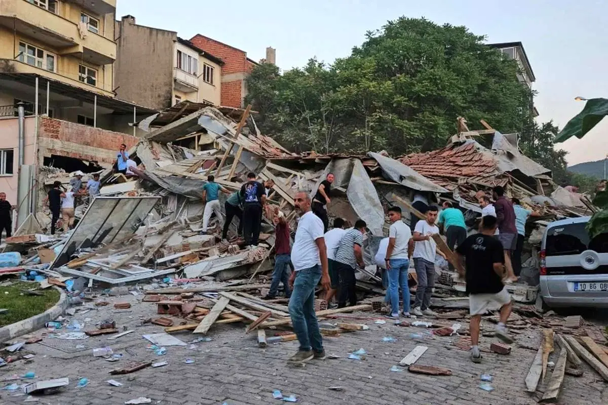 ریزش ساختمان ۵ طبقه در ترکیه