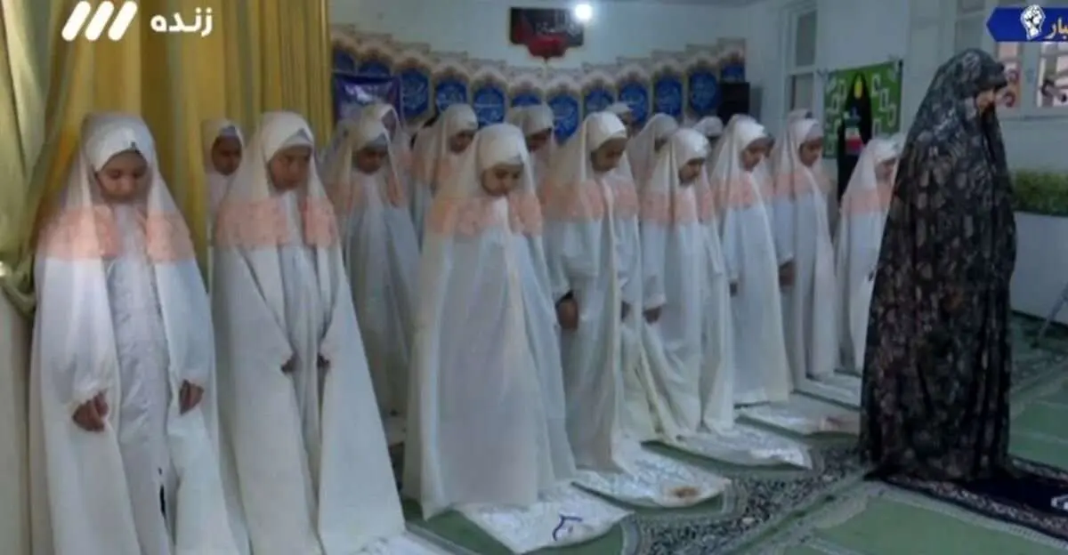 برگزاری نماز جماعت به امامت یک خانم