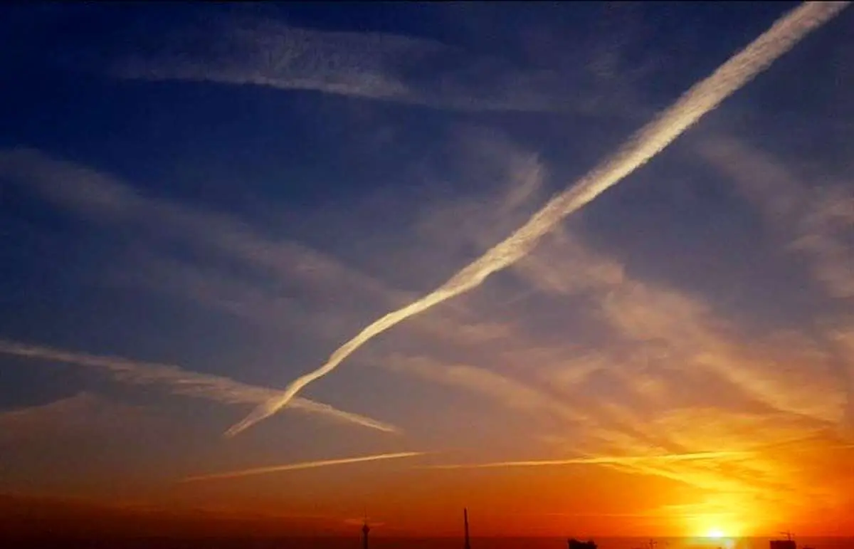 ۳ عکس وایرال از آسمان تهران / ماجرای ابرهای خطی چه بود؟