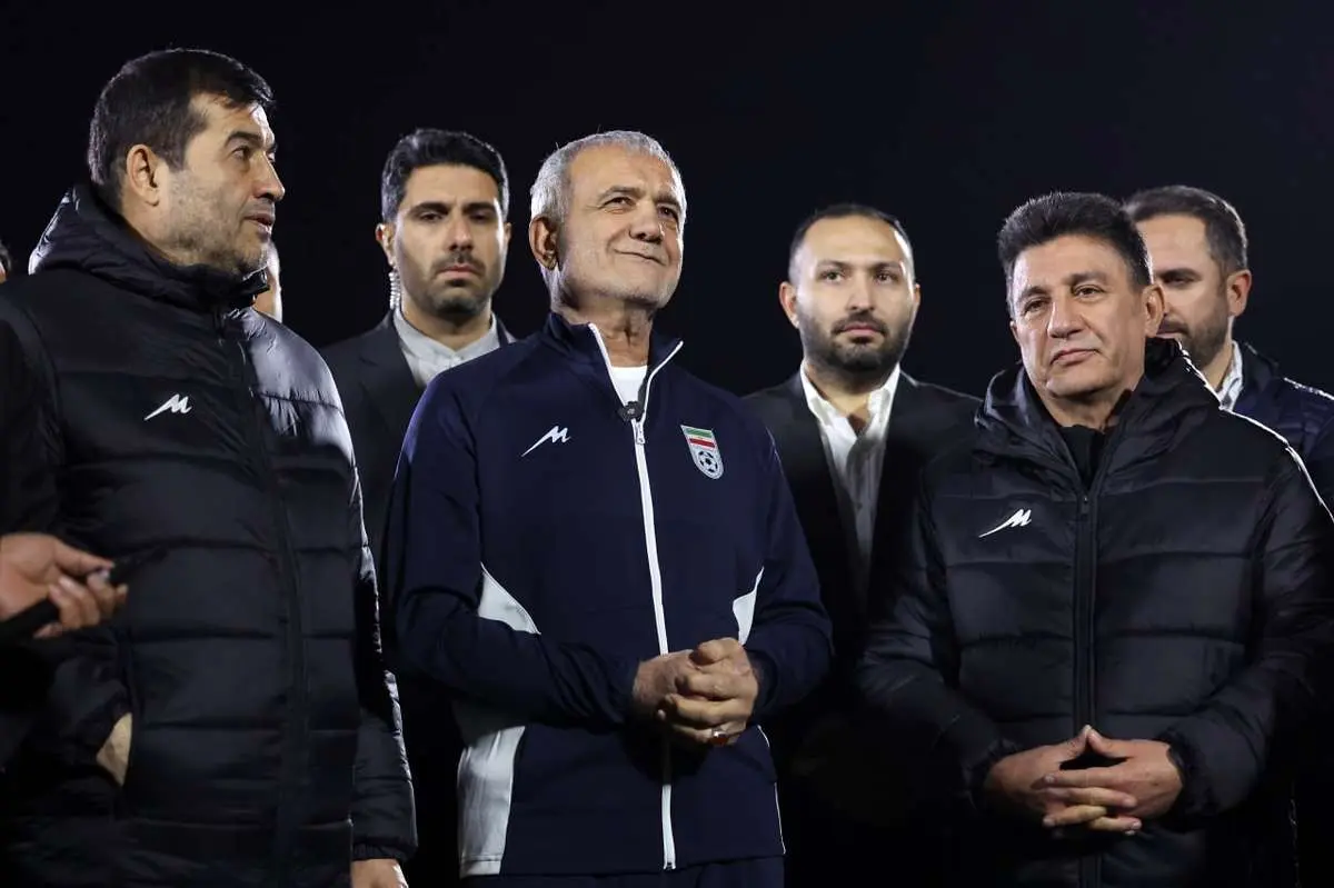 پزشکیان پا به توپ شد