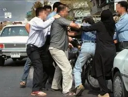 دعوای شدید یک مرد با زن جوان در خیابان + فیلم