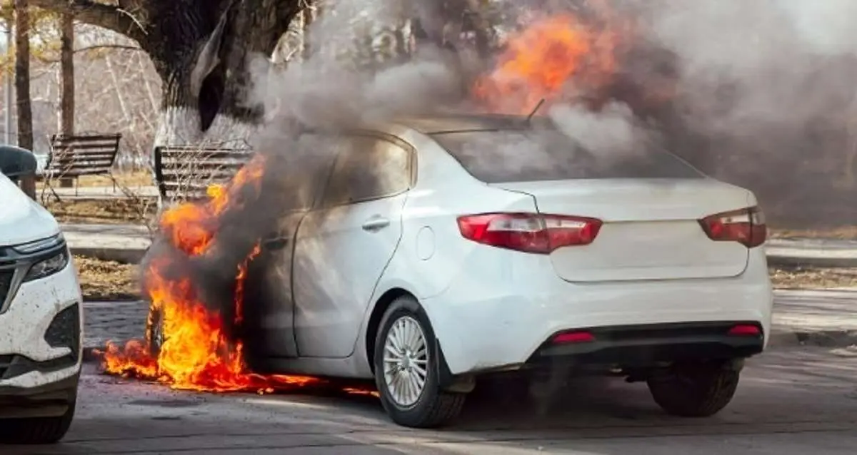 ۱۳ نشانه خطرناک درباره آتش سوزی خودرو / حسابی حواستان جمع باشد!