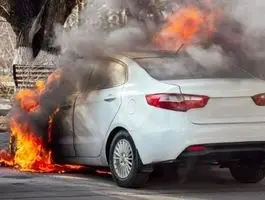 ۱۳ نشانه خطرناک درباره آتش سوزی خودرو / حسابی حواستان جمع باشد!