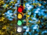چراغ راهنمایی چهار رنگه می‌شود / رنگ چهارم چیست؟