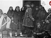 عکس قدیمی ناصرالدین شاه در کنار «زعفران باجی»