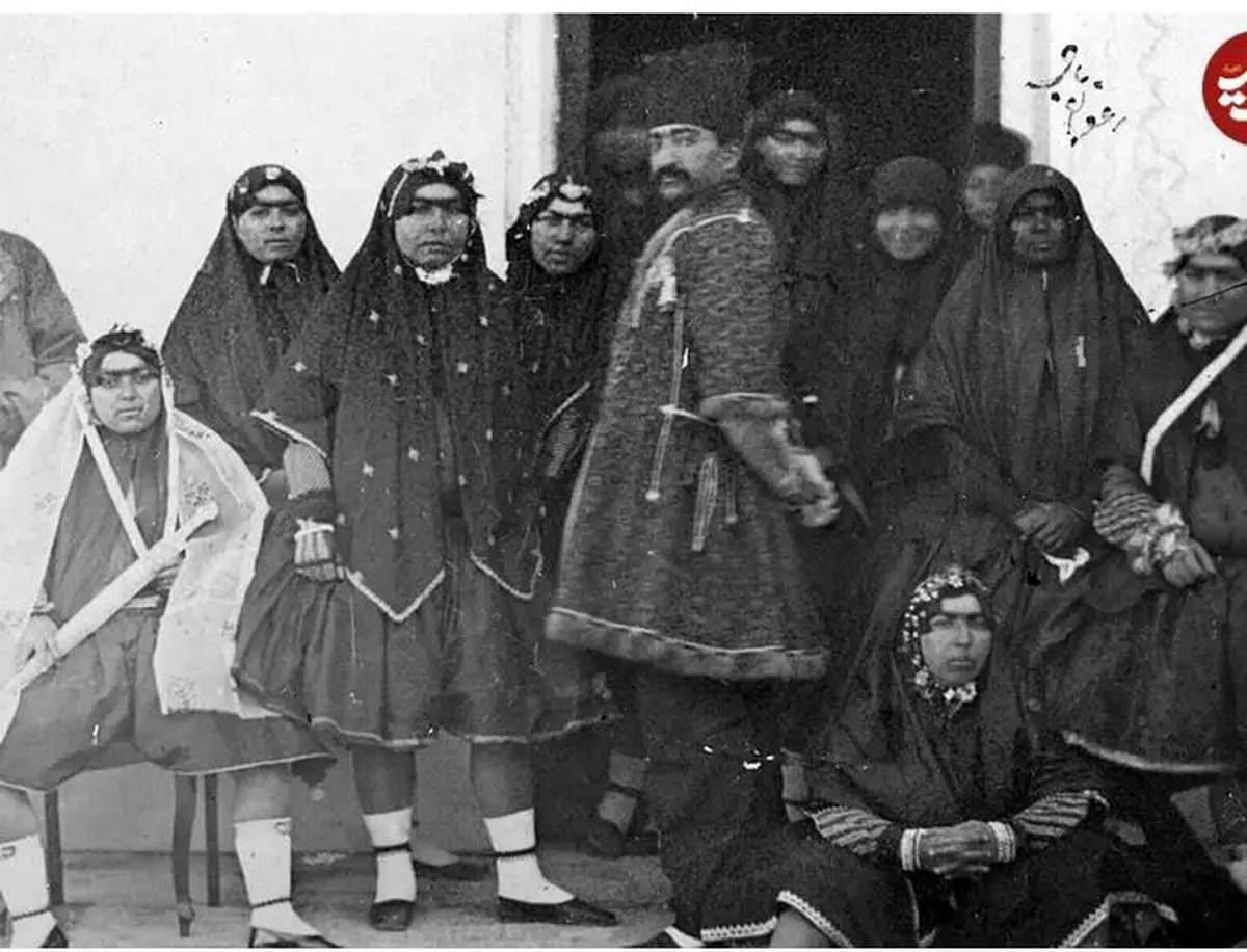 عکس قدیمی ناصرالدین شاه در کنار «زعفران باجی»