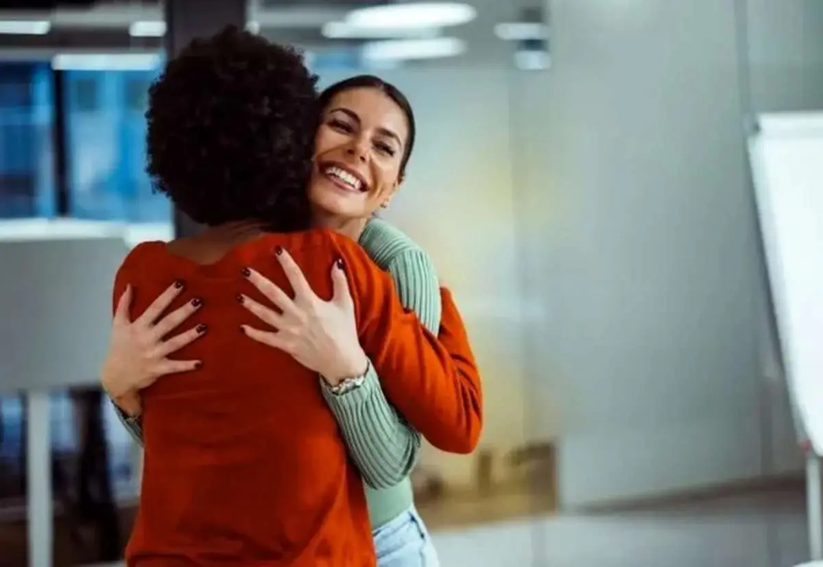 شگرد رایگان مقابله با سرماخوردگی / لطفا همدیگر را بغل کنید!